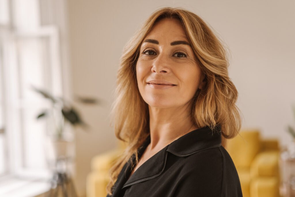 Como o planejamento financeiro transforma a vida da mulher após os 40 anos
